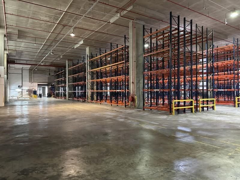 Optional Rackings Available Interior