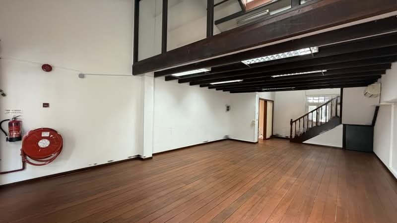 Private and Quiet, Rare Open Squarish Layout, 3-5 Mins Walk to Two MRT