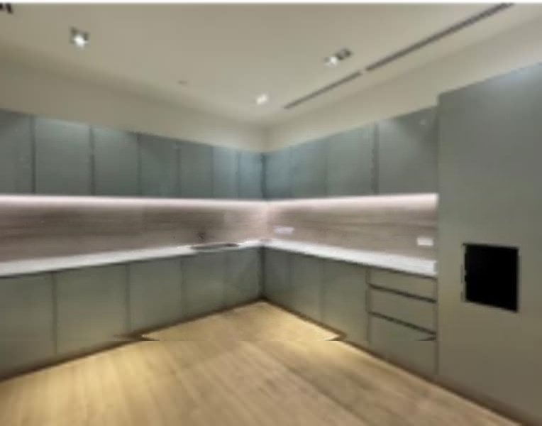 Fitted Unit, Ample Natural Light, Wet Pantry