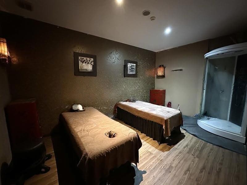 Shop / Shophouse at Spa/Massage! 3 Storey Shophouse in Club Street