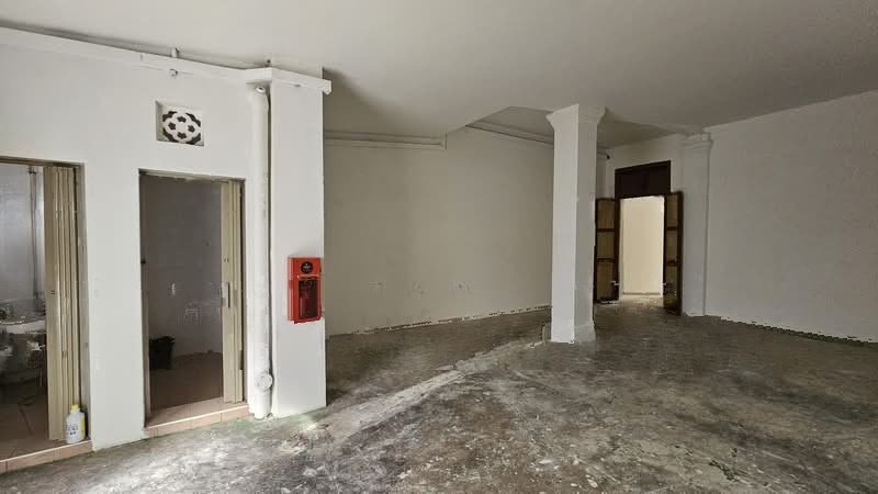 Not to be Missed, Whole Shophouse in High Traffic Part of Kampong Glam Building