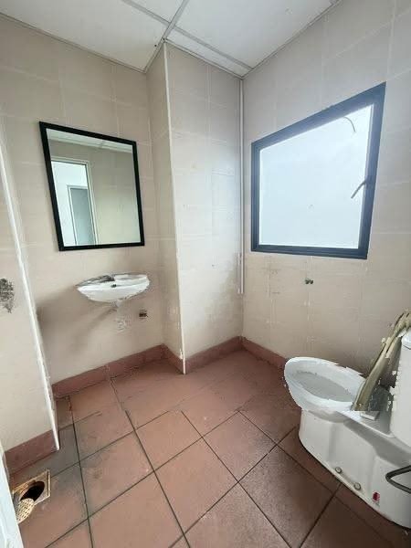 Rare 3rd floor 1485sf ramp up b1 factory for rent Building