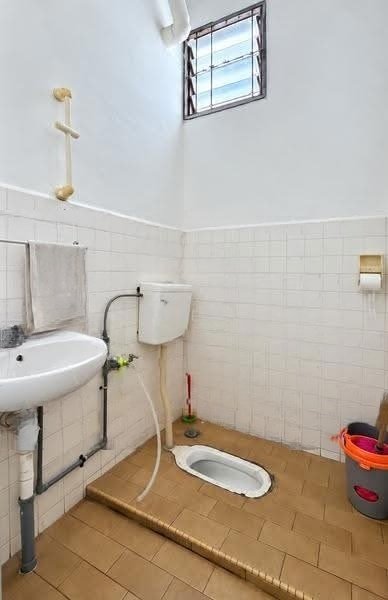 C.H.E.A.P!! For Rent - 607 A.M.K Ave 4 HDB Shop (Double Frontage) Interior